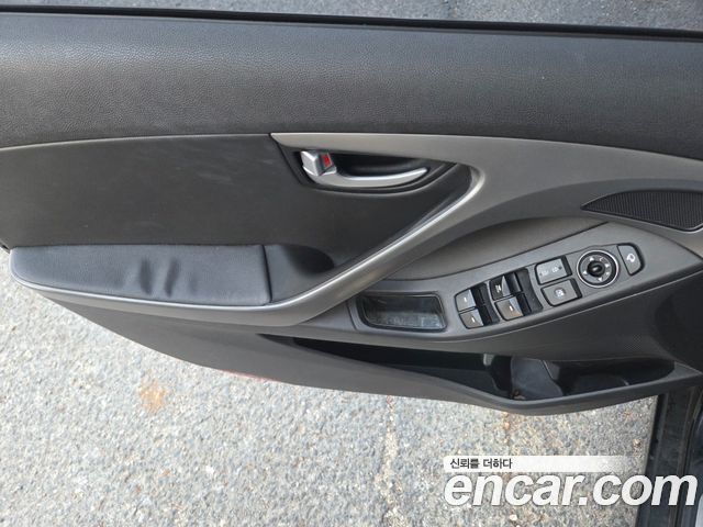 Hyundai Avante 1.6 GDi 10 Million Limited TUIX Edition II 2015 — фото 17
