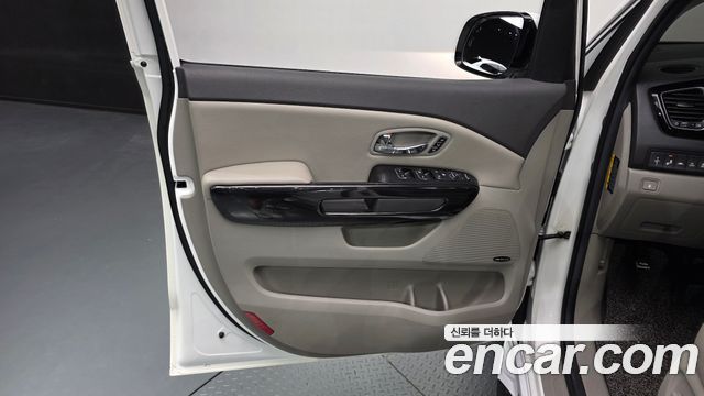 Kia Carnival 9-seater Noblesse 2016 — фото 24