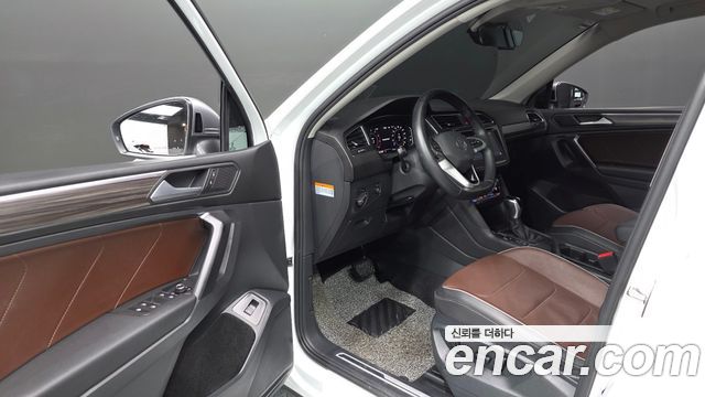Volkswagen Tiguan Allspace 2.0 TSI Prestige 2023 — фото 10