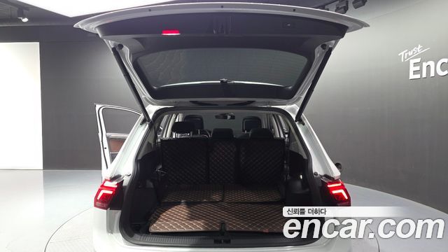 Volkswagen Tiguan Allspace 2.0 TSI Prestige 2023 — фото 23