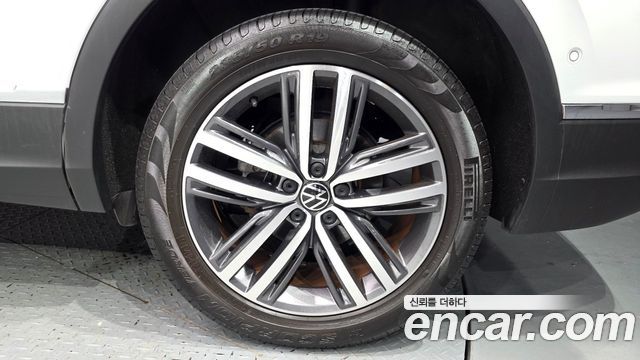 Volkswagen Tiguan Allspace 2.0 TSI Prestige 2023 — фото 27