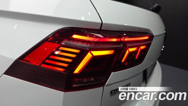 Volkswagen Tiguan Allspace 2.0 TSI Prestige 2023 — фото 29