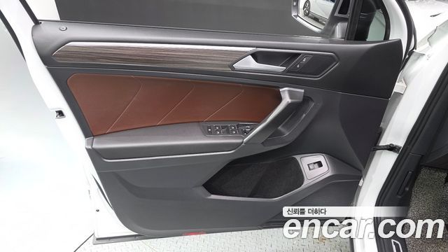 Volkswagen Tiguan Allspace 2.0 TSI Prestige 2023 — фото 30