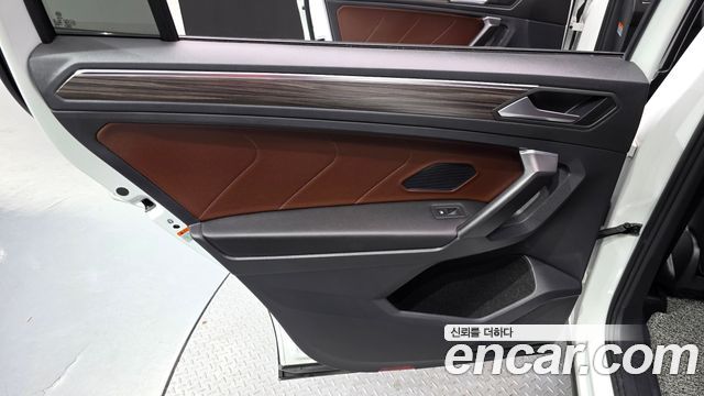 Volkswagen Tiguan Allspace 2.0 TSI Prestige 2023 — фото 31