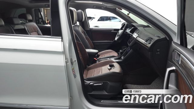 Volkswagen Tiguan Allspace 2.0 TSI Prestige 2023 — фото 32