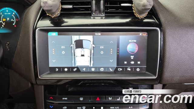 Jaguar F-PACE 20d Prestige 2018 — фото 16