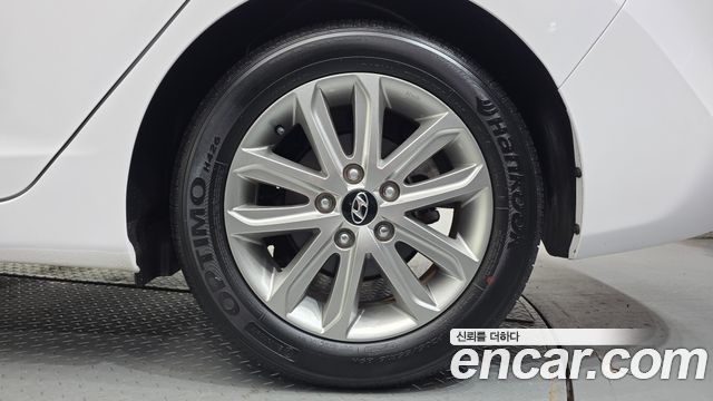 Hyundai Avante 1.6 GDi Modern Standard 2015 — фото 21