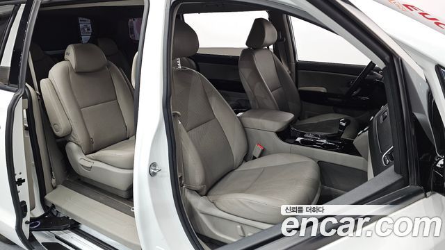 Kia Carnival 9-Seater Prstige 2019 — фото 10
