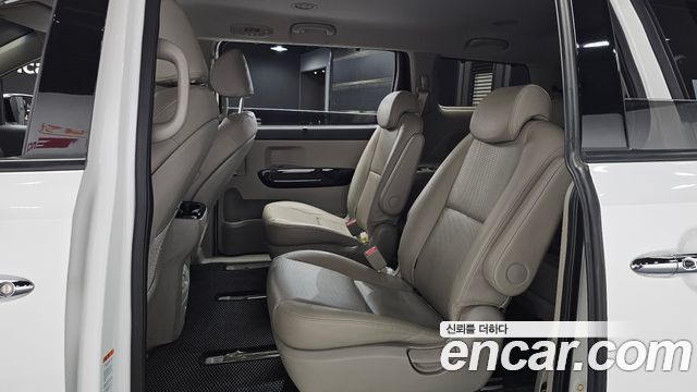 Kia Carnival 9-Seater Prstige 2019 — фото 24