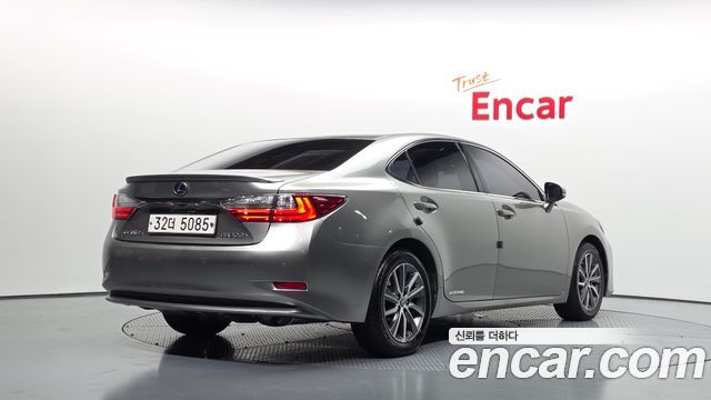 Lexus ES300h Supreme XV60 2017 — фото 2