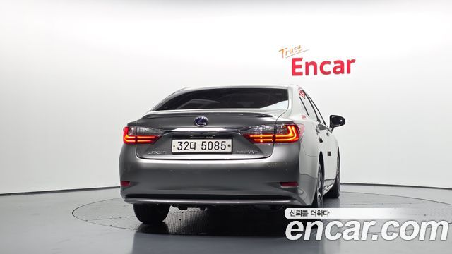 Lexus ES300h Supreme XV60 2017 — фото 4