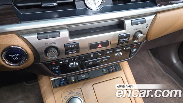 Lexus ES300h Supreme XV60 2017 — фото 20