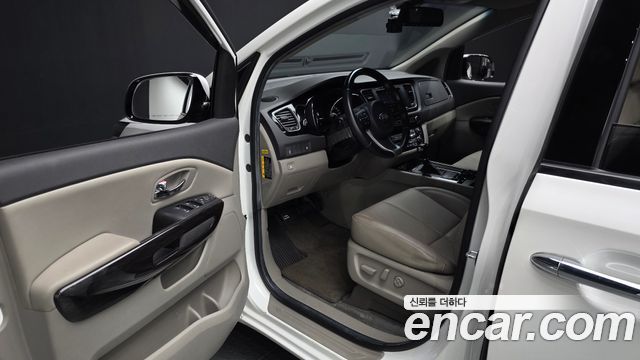 Kia Carnival 7-seater Limousine VIP 2016 — фото 10