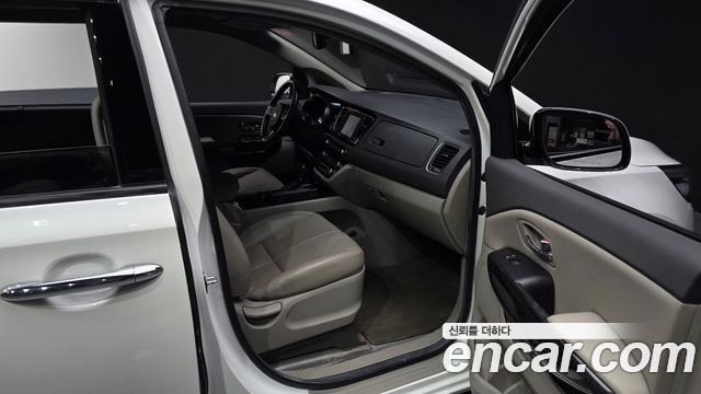 Kia Carnival 7-seater Limousine VIP 2016 — фото 11
