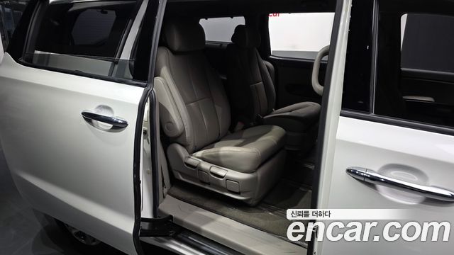 Kia Carnival 7-seater Limousine VIP 2016 — фото 12