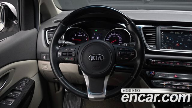 Kia Carnival 7-seater Limousine VIP 2016 — фото 13