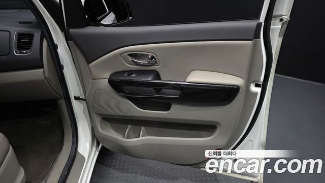 Kia Carnival 7-seater Limousine VIP 2016 — фото 25