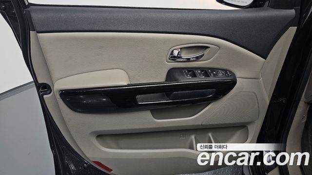 Kia Carnival 9-Seater Prstige 2019 — фото 24