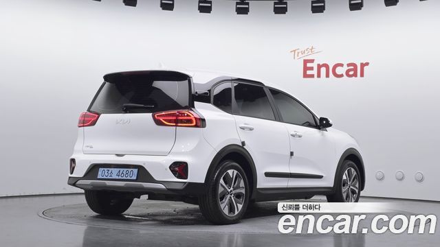 Kia Niro Plus Air 2023 — фото 2