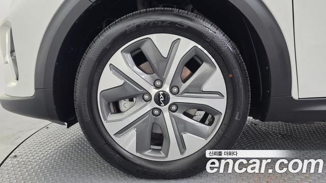 Kia Niro Plus Air 2023 — фото 5