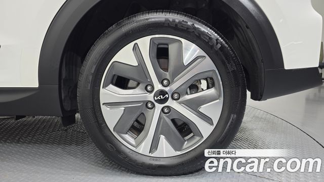 Kia Niro Plus Air 2023 — фото 21