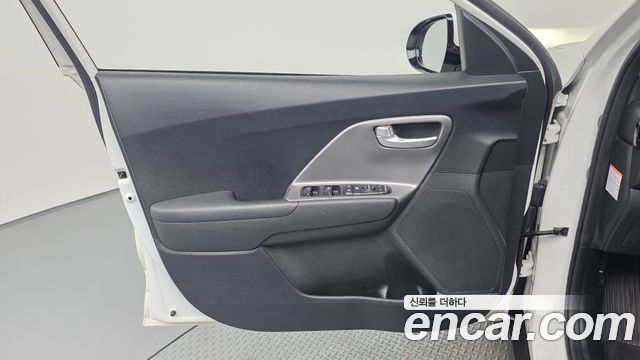 Kia Niro Plus Air 2023 — фото 24