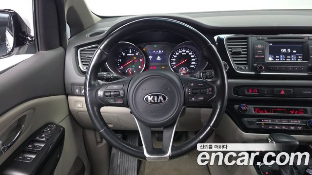Kia Carnival 9-seater Prestige 2018 — фото 13
