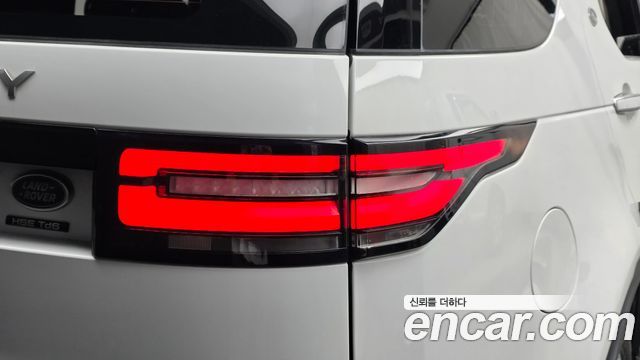 Land Rover Discovery 5 3.0 TD6 HSE Luxury 2018 — фото 23
