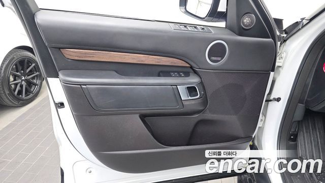 Land Rover Discovery 5 3.0 TD6 HSE Luxury 2018 — фото 24