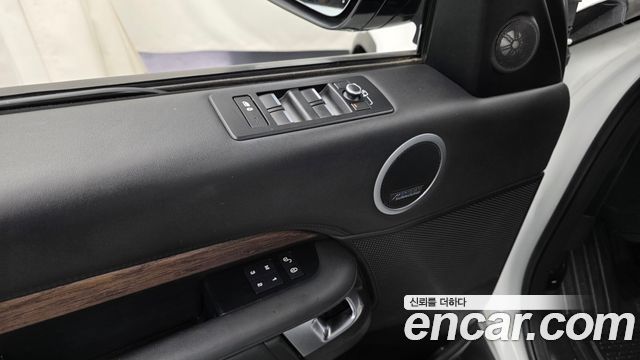 Land Rover Discovery 5 3.0 TD6 HSE Luxury 2018 — фото 28