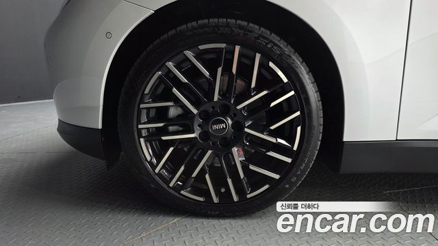 MINI Cooper Electric (IV) SE Favoured 2024 — фото 5
