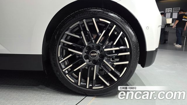 MINI Cooper Electric (IV) SE Favoured 2024 — фото 21