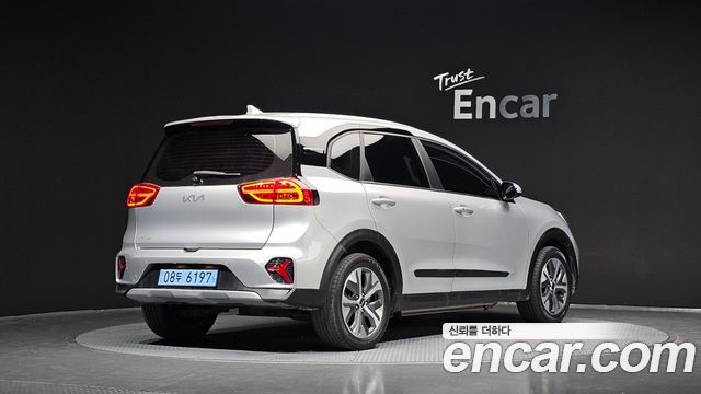 Kia Niro Plus Air 2023 — фото 2