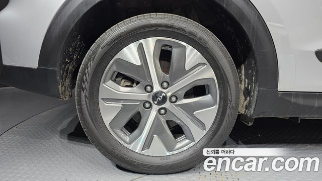 Kia Niro Plus Air 2023 — фото 5