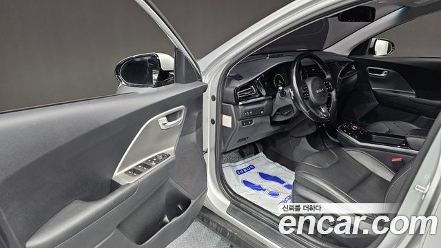 Kia Niro Plus Air 2023 — фото 10