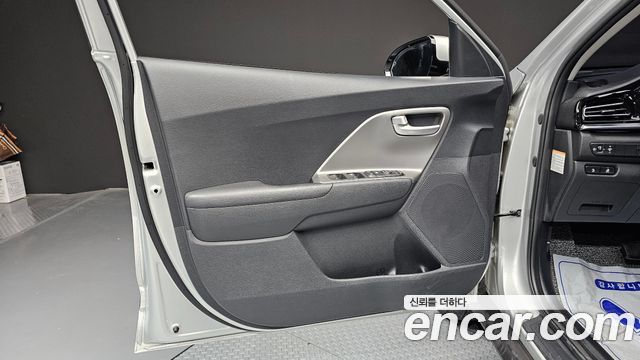 Kia Niro Plus Air 2023 — фото 24