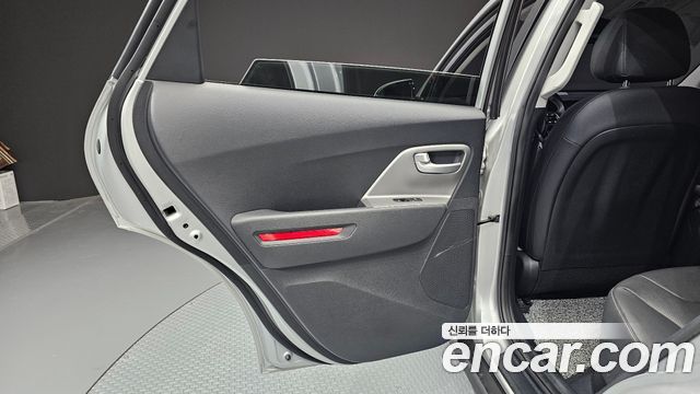Kia Niro Plus Air 2023 — фото 25