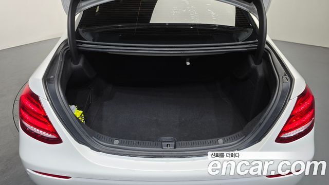 Mercedes-Benz E-Class (W213) E220d Avantgarde 2017 — фото 17