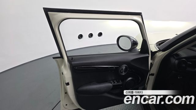 MINI Cooper 5Door HIGH 3rd 2018 — фото 24