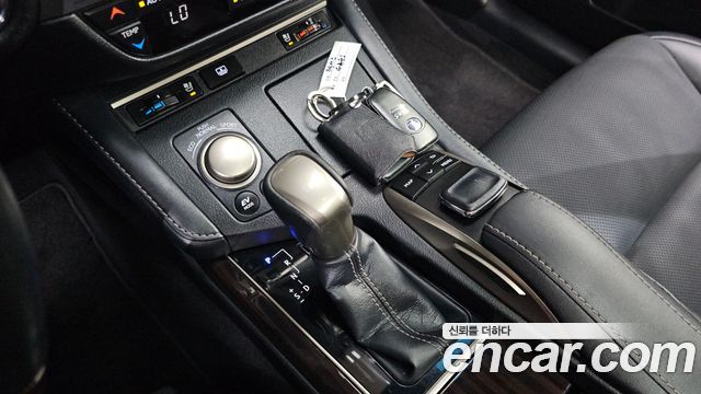 Lexus ES300h Supreme XV60 2017 — фото 9