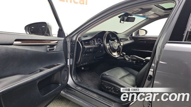 Lexus ES300h Supreme XV60 2017 — фото 10