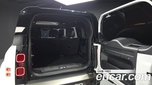 Land Rover Defender (L663) 110 P300 X-Dynamic SE 2024 — фото 20