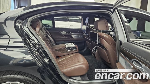 BMW 7 Series (G11) 730Ld xDrive Design Pure Excellence 2022 — фото 16