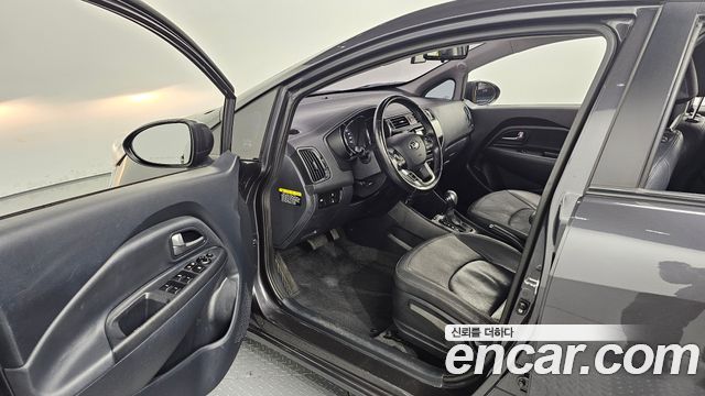 Kia Pride 4DR 1.6 GDI Luxury 2015 — фото 10