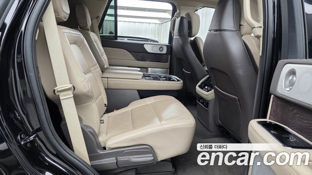 Lincoln Navigator (IV) 3.5L 2022 — фото 11