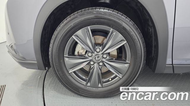 Lexus UX250h 2.0 2WD 2019 — фото 5
