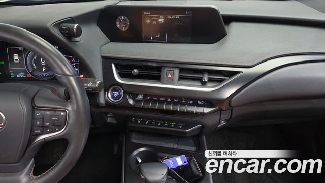 Lexus UX250h 2.0 2WD 2019 — фото 15