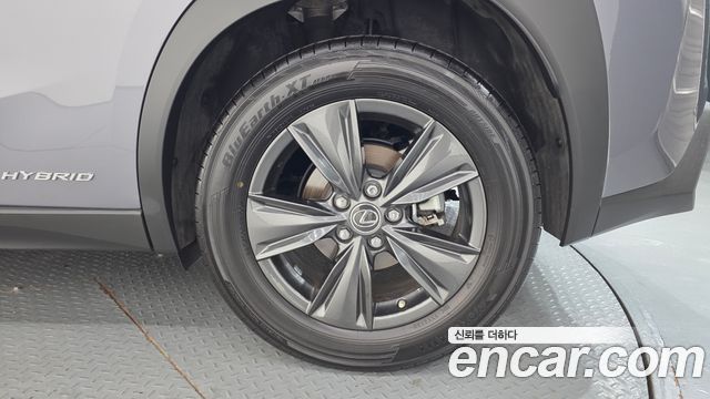 Lexus UX250h 2.0 2WD 2019 — фото 21