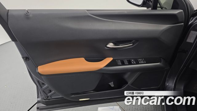 Lexus UX250h 2.0 2WD 2019 — фото 24