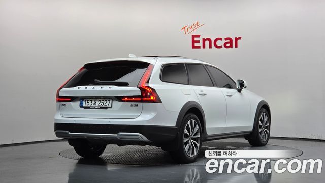 Volvo V90 Cross Country B5 Ultimate AWD 2023 — фото 2